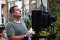 Gregory Crewdson, photographe de tableau photographique, avec sa chambre 8x10.