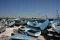 Schiffsfriedhof mit Flüchtlingsbooten im Hafen von Pozzallo