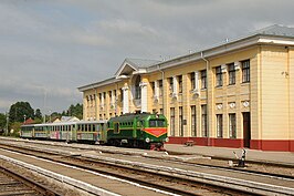 Het station met een smalspoortrein uit Alūksne.