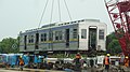 Kereta 6275 diangkat dengan crane untuk ditanahkan di Stasiun Cikaum.