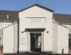 Trier Museum am Dom Eingang.jpg