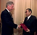 Clinton Japanin pääministerin Keizo Obuchiin kanssa Tokiosa vuonna 1998.