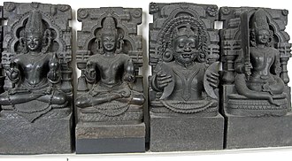 d Navagraha im Sunetempel vo Konarak. Vo linggs geg rechts: Surya, Chandra, Mangala, Budha, Brihaspati, Shukra, Shani, Rahu, Ketu.