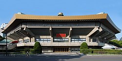 Pintu masuk utama Dewan Nippon Budokan