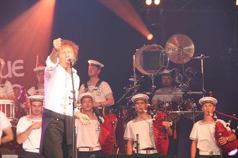 Alain Souchon and the Lann-Bihoué's bagad, in 2007