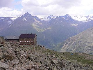 <span class="mw-page-title-main">Mountain hut</span> Building in the mountains with food and shelter