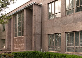 Vue partielle de la façade d'un bâtiment à deux étage