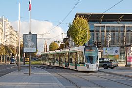 Une rame de la ligne de tramway T3a passe devant le Parc des expositions de la porte de Versailles.