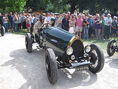 Michel Bugatti (fils d'Ettore) et sa Bugatti Type 30 de 1922