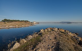 L'étang de Thau et vue sur Sète et Loupian.