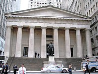 A Federal Hall a Wall Streeten George Washington szobrával