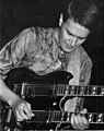 John McLaughlin, con la Gibson EDS-1275, nel 1973.