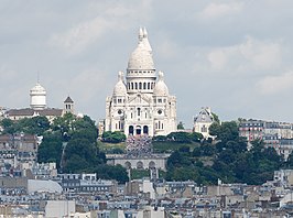 Zicht op de Sacré-Cœur met links de Saint-Pierre de Montmartre en de watertoren.