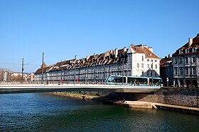 Le pont Battant avec passage d'une rame du tramway de Besançon.