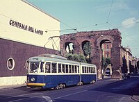 Un tram passa davanti alla storica sede della Centrale del Latte, agosto 1970.