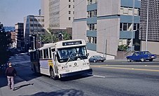 Bus troli sedang pada tanjakan 18% di Seattle