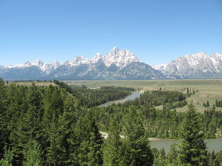 Blick von Osten über den Snake River und Jackson Hole auf das Zentrum der Teton Range