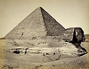 Die Sphinx unausgegraben, im Hintergrund die Cheops-Pyramide (1858)