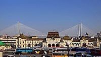 Gare de Vladivostok, avec le pont de la Corne d'Or en arrière-plan