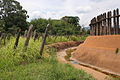 Wall und Palisade am äußeren Wassergraben