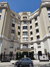 Symmetric – Rue Chomel no. 14, Paris, designed by Émile Boursier and sculpted by Raymond Delamarre (1934)