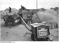 Battage avec un moteur électrique, Allemagne de l'Est, 1952.