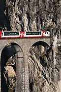 Voitures panoramiques du Glacier Express à l'entrée du tunnel de Landwasser.