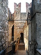 Brustwehr zwischen Bergfried (links) und Burgmauer