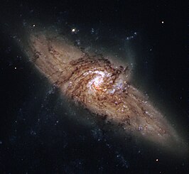 NGC 3314A (voorgrond) en NGC 3314B (achtergrond)