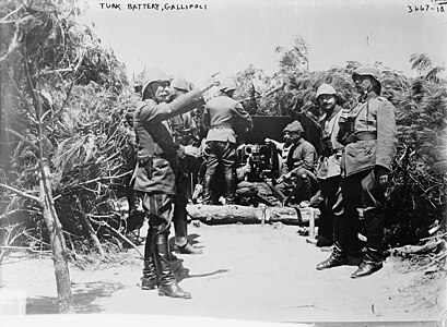 Esat Paixà lliurant ordres a les bateries a ANZAC Cove