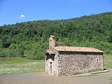 Ermita de Santa Margarida, situada dins el cràter del volcà