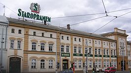 De gevel van het Staropramen-gebouw in Praag