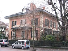 Le chalet de l'empereur depuis le boulevard des États-Unis.