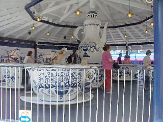 <span class="mw-page-title-main">Teacups</span> Type of amusement park ride