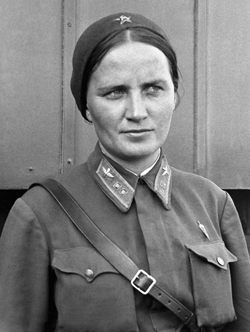 Marina Raskova trong quân phụ thiếu tá không quân