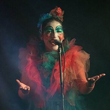 Cena de “La Corre y Vuela”, uma murga chilena de estilo uruguaio, no Teatro de Verão Ramón Collazo em Montevidéu, Uruguai. La Corre y Vuela é um projeto que incorpora em suas temáticas criações que reconhecem a força da criação feminina. (definição 3 900 × 3 900)