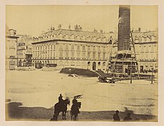 Place Vendôme. Apprêts d'abattage de la Colonne, Bruno Braquehais, mai 1871, papier albuminé, 161 × 211 cm, collection Thereza Christina Maria, Bibliothèque nationale du Brésil[16]