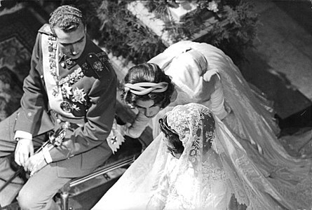 Fotografia del príncep Joan Carles d'Espanya i de la princesa Sofia de Grècia i Dinamarca asseguts durant la cerimònia del seu casament