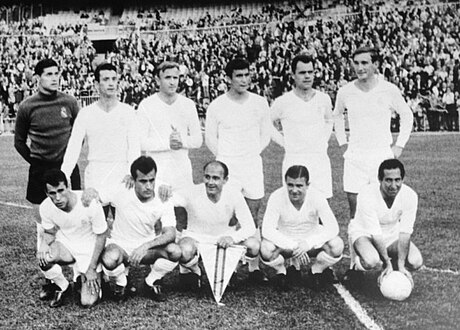 Het elftal van Real Madrid met Di Stéfano die het vaantje vasthoudt (1964)