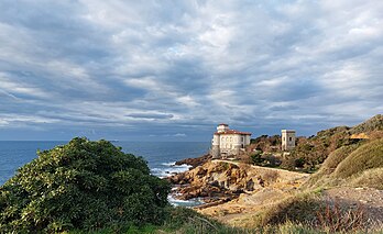 Castelo de Boccale, Reserva natural de Calafuria, Toscana, Itália. O castelo é um edifício residencial situado em Livorno, ao sul do distrito de Antignano, ao longo da estrada costeira para Quercianella, no trecho de costa denominado “Boccale” ou “Cala dei Pirati”. No início do novo milênio, o castelo, restaurado segundo projeto do arquiteto de Livorno, Ivano Falchini, após um longo período de abandono, foi dividido em vários apartamentos residenciais, enquanto uma pequena torre para utilização de armazém foi reconstruída no parque. (definição 4 624 × 2 824)