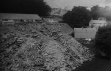 The rear of the main mill around 1885. The quarry office is to the right of the mill building with the Ratgoed Tramway passing behind Aberllefenni mill, 1885.png