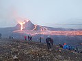 Fólk í hlíðum Fagradalsfjalls að virða fyrir sér eldgosið í Geldingadölum í lok mars 2021.