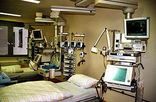 <span class="mw-page-title-main">Intensive care unit</span> Hospital ward that provides intensive care medicine