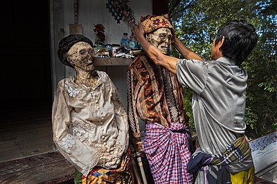 Ritual Ma'nene di Tana Toraja, yaitu ketika jenazah leluhur keluarga dibersihkan dan digantikan baju dan kainnya