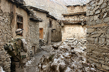 Kamuflaj'ın etkisi. Afganistan Savaşı sırasında ABD Deniz Piyade Kolordusu 3. Deniz Piyade Tümeni 3. Alayı 3. Taburu'na bağlı asker (Methar Lam, Laghman eyaleti, Afganistan, 6 Nisan 2005. (Üreten: James L. Yarboro)