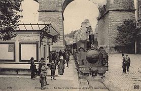 Sous le viaduc passait la voie des Chemins de fer armoricains.