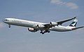 'n A340-600 van Cathay Pacific land op Lughawe Londen-Heathrow in 2007