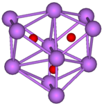 由三個八面體組成，三個八面體兩兩共面，有一條公用棱。11個紫色頂點表示銫，而八面體中央的小紅球表示氧。