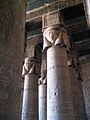 Coluna egípcia (sistro ou hatórica) de capitel com a forma da cabeça da deusa Hator, no templo de Dendera.