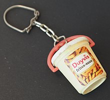 Duyvis fries sauce keychain Duyvis frites-saus sleutelhanger.JPG